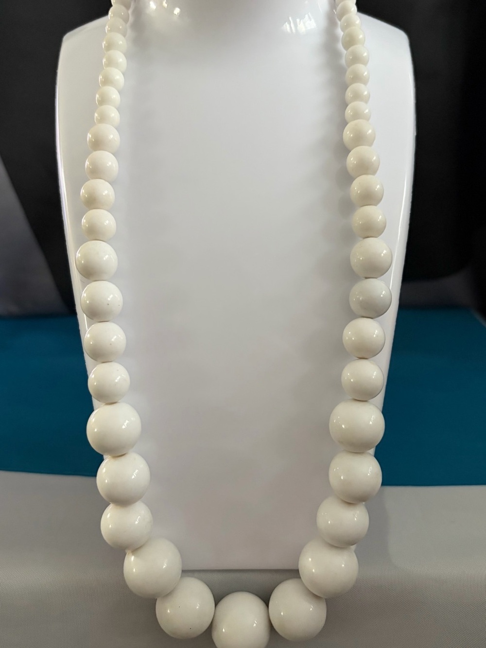 Vintage style graduated white bead necklace - Picture 2 of 4